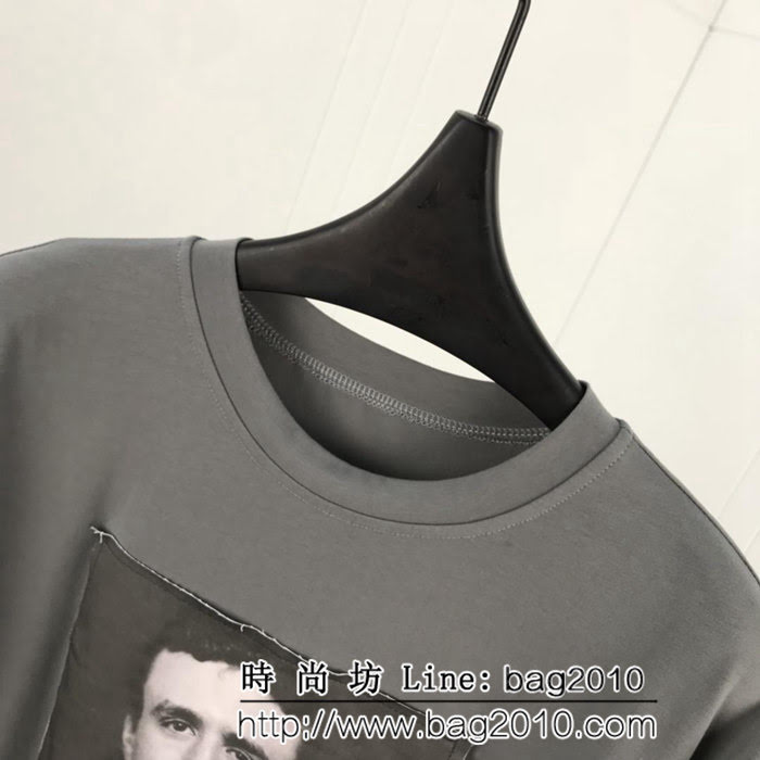 Loewe羅意威 19ss新款 耶誕節限定款 藝術家圖像貼布 灰綠色 男款短T ydi2526